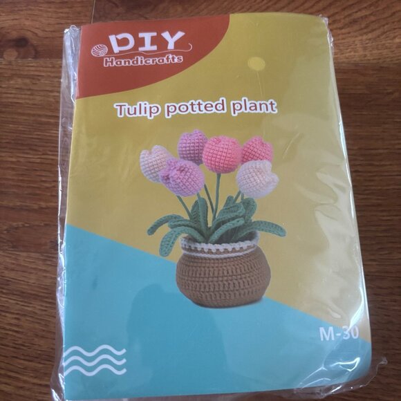 DIY Handcrafts Tulip Potted Plant crochet kit - Picture 1 of 2